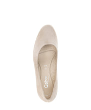 Afbeelding in Gallery-weergave laden, GABOR PUMP KLEIN HAKJE BEIGE G BREEDTE
