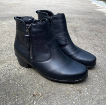 Afbeelding in Gallery-weergave laden, WALDLAUFER KORT BOTJE MET RITS EN UITNEEMBAAR VOETBED ZWART H BREEDTE
