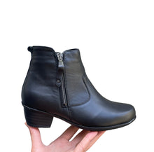 Afbeelding in Gallery-weergave laden, WALDLAUFER KORT BOTJE MET RITS EN UITNEEMBAAR VOETBED ZWART H BREEDTE
