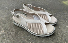 Afbeelding in Gallery-weergave laden, PITILLOS DAMES SANDAAL MET SLEEHAKJE ELASTISCH CREMA
