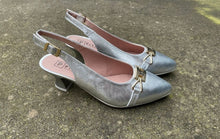 Afbeelding in Gallery-weergave laden, PITILLOS DAMES PUMP MET OPEN HIEL EN HAKJE ZILVER
