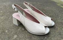 Afbeelding in Gallery-weergave laden, PITILLOS DAMES SANDAAL MET HAKJE CREMA
