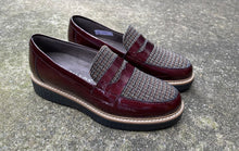 Afbeelding in Gallery-weergave laden, PITILLOS DAMES LOAFER MET UITNEEMBAAR VOETBED LAKLEDER BORDEAUX
