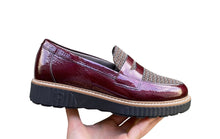Afbeelding in Gallery-weergave laden, PITILLOS DAMES LOAFER MET UITNEEMBAAR VOETBED LAKLEDER BORDEAUX
