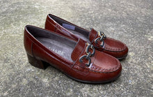 Afbeelding in Gallery-weergave laden, PITILLOS DAMES LOAFER MET HAKJE UITNEEMBAAR VOETBED LAKLEDER BRUIN
