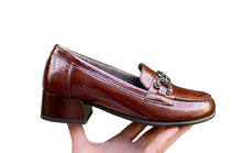 Afbeelding in Gallery-weergave laden, PITILLOS DAMES LOAFER MET HAKJE UITNEEMBAAR VOETBED LAKLEDER BRUIN
