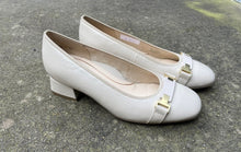 Afbeelding in Gallery-weergave laden, ARA DAMES BALERINA MET HAKJE BEIGE
