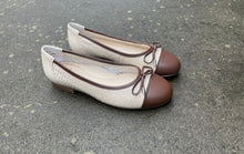 Afbeelding in Gallery-weergave laden, ARA DAMES BALERINA MET STRIKJE CARAMEL
