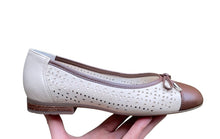 Afbeelding in Gallery-weergave laden, ARA DAMES BALERINA MET STRIKJE CARAMEL
