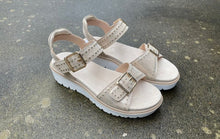 Afbeelding in Gallery-weergave laden, ARA DAMES SANDAAL MET KLEVERS EN GESP BEIGE
