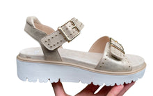 Afbeelding in Gallery-weergave laden, ARA DAMES SANDAAL MET KLEVERS EN GESP BEIGE
