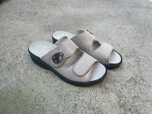 Afbeelding in Gallery-weergave laden, FIDELIO SLIPPER MET UITNEEMBAAR VOETBED EN KLEVERS BEIGE
