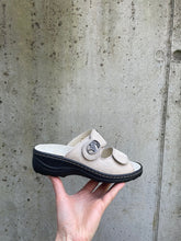 Afbeelding in Gallery-weergave laden, FIDELIO SLIPPER MET UITNEEMBAAR VOETBED EN KLEVERS BEIGE
