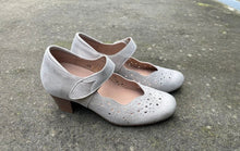 Afbeelding in Gallery-weergave laden, PIESANTO DAMES MET HAKJE EN RIEM UITNEEMBAAR VOETBED BEIGE
