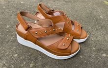 Afbeelding in Gallery-weergave laden, PIESANTO SANDAAL MET UITNEEMBAAR VOETBED COGNAC
