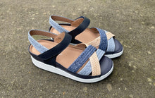 Afbeelding in Gallery-weergave laden, PIESANTO SANDAAL MET UITNEEMBAAR VOETBED GEVLOCHTEN BLAUW
