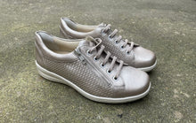 Afbeelding in Gallery-weergave laden, SOLIDUS DAMESSNEAKER MET UITNEEMBAAR VOETBED K-BREEDTE BEIGE
