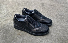 Afbeelding in Gallery-weergave laden, WALDLAUFER SNEAKER MET UITNEEMBAAR VOETBED H WIJDTE ZWART
