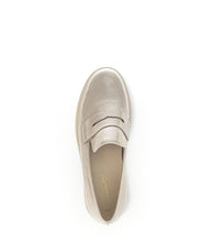 Afbeelding in Gallery-weergave laden, GABOR MOCCASIN LAKLEDER BEIGE

