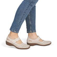Afbeelding in Gallery-weergave laden, RIEKER DAMES MET RIEM EN GAATJES BEIGE
