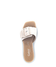 Afbeelding in Gallery-weergave laden, GABOR SLIPPER BLOKHAK EN GESP BEIGE
