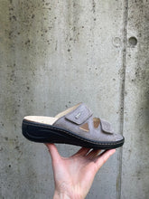 Afbeelding in Gallery-weergave laden, FIDELIO SLIPPER MET UITNEEMBAAR VOETBED EN KLEVERS BEIGE
