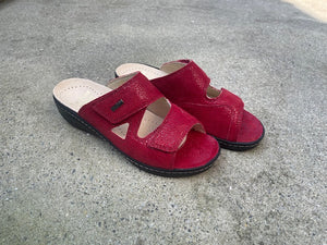 FIDELIO SLIPPER MET UITNEEMBAAR VOETBED EN KLEVERS ROOD
