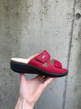 Afbeelding in Gallery-weergave laden, FIDELIO SLIPPER MET UITNEEMBAAR VOETBED EN KLEVERS ROOD
