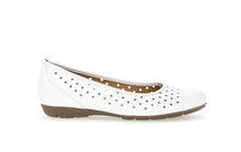 Afbeelding in Gallery-weergave laden, GABOR BALLERINA MET GAATJES WIT
