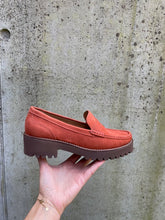 Afbeelding in Gallery-weergave laden, WIRTH MOCCASIN IN DAIM ROEST KLEUR
