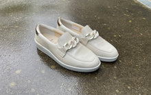 Afbeelding in Gallery-weergave laden, SOLIDUS DAMES LOAFER MET UITNEEMBAAR VOETBED K-WIJDTE BEIGE
