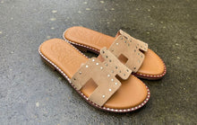 Afbeelding in Gallery-weergave laden, OH MY SANDALS SLIPPER STUDS BEIGE
