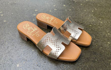 Afbeelding in Gallery-weergave laden, OH MY SANDALS SLIPPER GOUD KLEIN HAKJE
