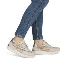 Afbeelding in Gallery-weergave laden, RIEKER DAMES SNEAKER MET UITNEEMBAAR VOETBED BEIGE
