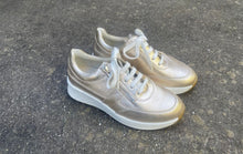 Afbeelding in Gallery-weergave laden, SOLIDUS SNEAKER K BREEDTE GOUD UITNEEMBAAR VOETBED
