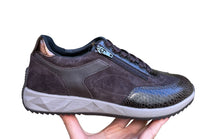 Afbeelding in Gallery-weergave laden, WALDLAUFER DAMES SNEAKER MET UIINEEMBAAR VOETBED H_WIJDTE BRUIN
