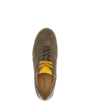 Afbeelding in Gallery-weergave laden, GABOR DAMES SNEAKER MET UITNEEMBAAR VOETBED G-WIJDTE OLIVE
