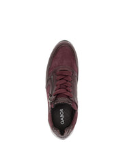 Afbeelding in Gallery-weergave laden, GABOR DAMES SNEAKER MET UITNEEMBAAR VOETBED H-WIJDTE BORDEAUX
