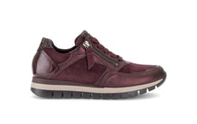 Afbeelding in Gallery-weergave laden, GABOR DAMES SNEAKER MET UITNEEMBAAR VOETBED H-WIJDTE BORDEAUX
