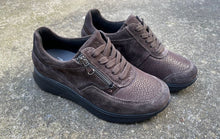 Afbeelding in Gallery-weergave laden, WALDLAUFER DAMES SNEAKER MET UITNEEMBAAR VOETBED K-WIJDTE BRUIN
