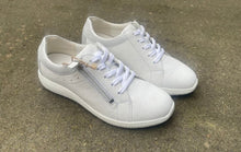 Afbeelding in Gallery-weergave laden, WALDLAUFER DAMES SNEAKER MET UITNEEMBAAR VOETBED K-WIJDTE WIT
