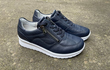 Afbeelding in Gallery-weergave laden, WALDLAUFER DAMES SNEAKER MET UITNEEMBAAR VOETBED k-WIJDTE BLAUW
