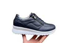 Afbeelding in Gallery-weergave laden, WALDLAUFER DAMES SNEAKER MET UITNEEMBAAR VOETBED k-WIJDTE BLAUW
