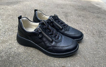Afbeelding in Gallery-weergave laden, WALDLAUFER SNEAKERS MET UITNEEMBAAR VOETBED ZWART K BREEDTE
