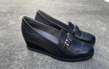Afbeelding in Gallery-weergave laden, SOFTWAVES DAMES MET SLEEHAK EN UITNEEMBAAR VOETBED ZWART CROCO LEDER
