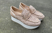 Afbeelding in Gallery-weergave laden, SOFTWAVES MOCCASIN MET DIKKE ZOOL UITNEEMBAAR VOETBED TRESSE COGNAC
