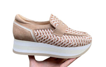 Afbeelding in Gallery-weergave laden, SOFTWAVES MOCCASIN MET DIKKE ZOOL UITNEEMBAAR VOETBED TRESSE COGNAC
