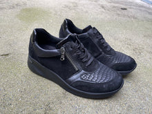 Afbeelding in Gallery-weergave laden, WALDLAUFER SNEAKER MET UITNEEMBAAR VOETBED EN RITS STRETCH ZWART H-wijdte
