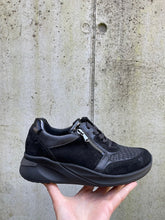 Afbeelding in Gallery-weergave laden, WALDLAUFER SNEAKER MET UITNEEMBAAR VOETBED EN RITS STRETCH ZWART H-wijdte
