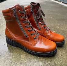 Afbeelding in Gallery-weergave laden, WALDLAUFER BOTTINE MET VETERS EN UITNEEMBAAR VOETBED LAK COGNAC
